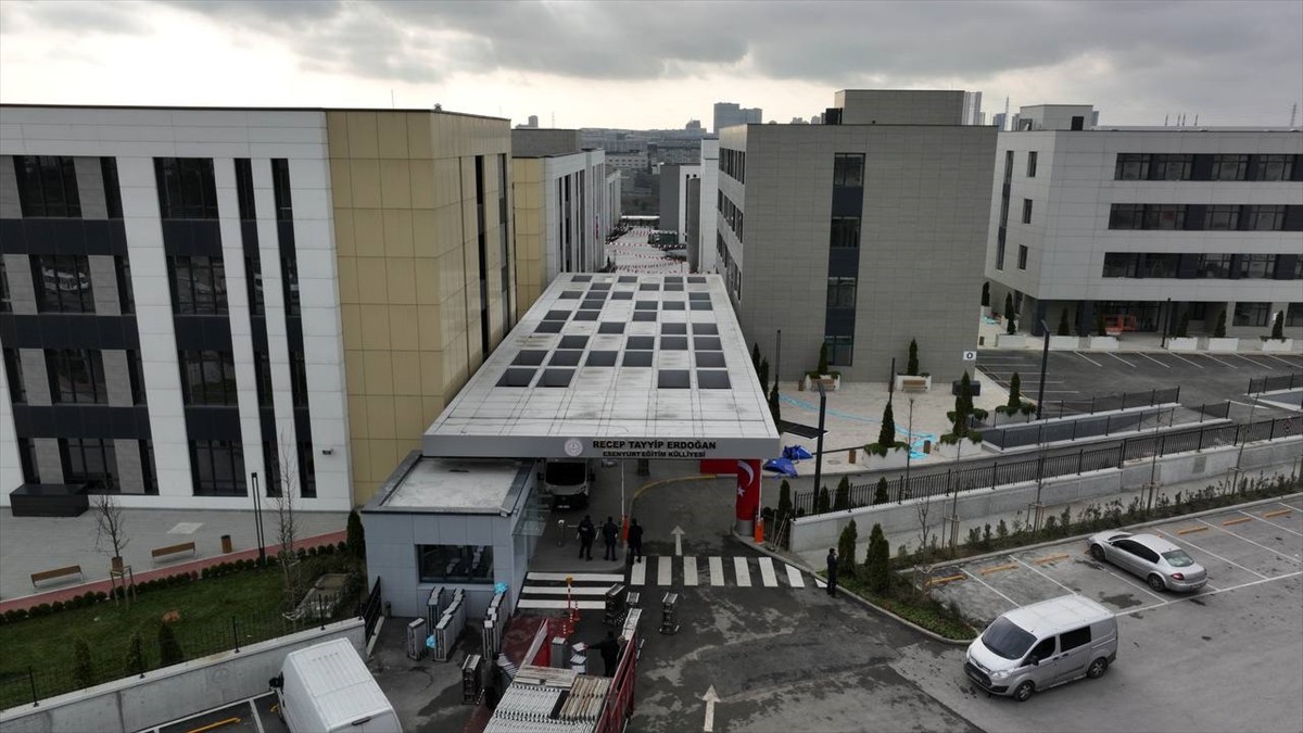 Türkiye'nin en büyük lise eğitim yerleşkesi olma özelliği taşıyan Esenyurt Recep Tayyip Erdoğan...