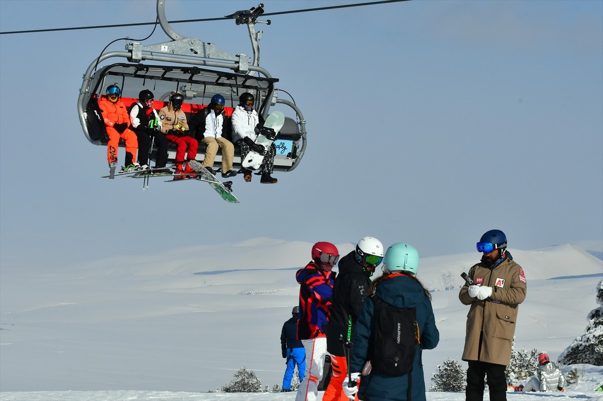 Türkiye'nin en önemli kış turizm merkezlerinden Sarıkamış Kayak Merkezi'nde, kar yağışının...