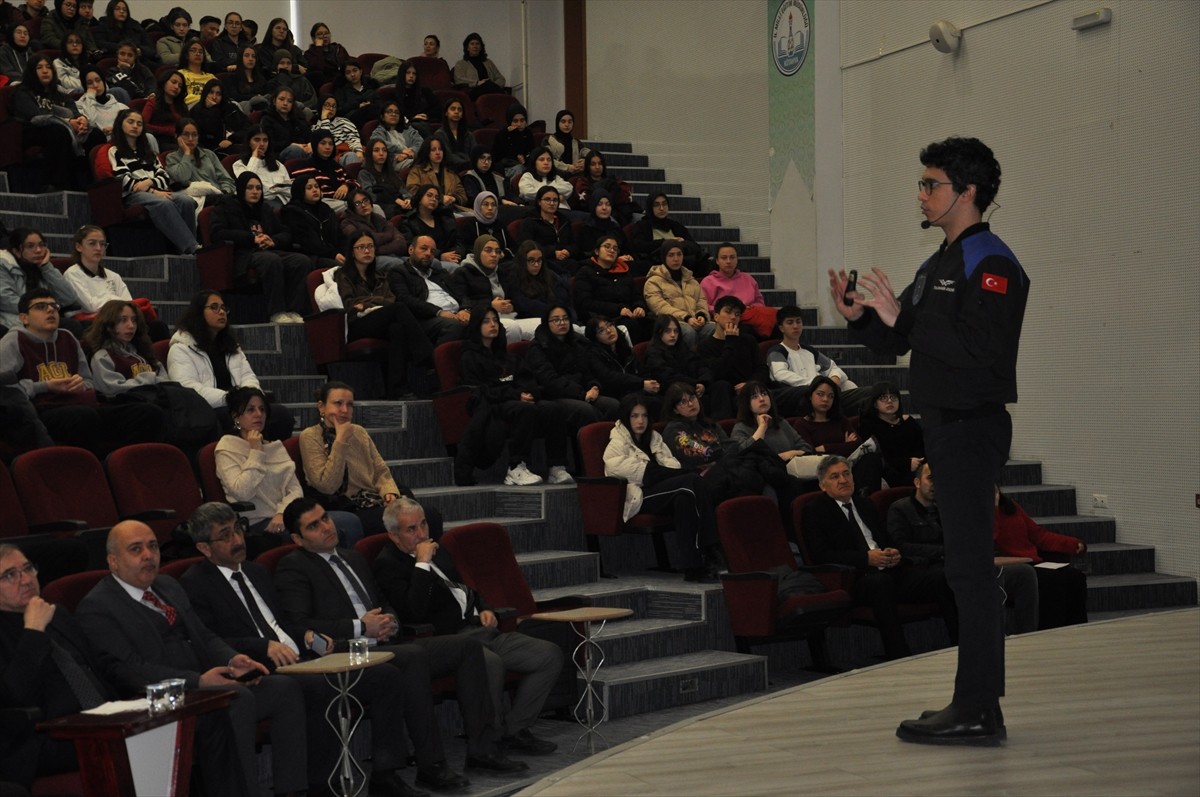 Türkiye'nin ikinci astronotu Tuva Cihangir Atasever, Kütahya'da lise öğrencileriyle bir araya...