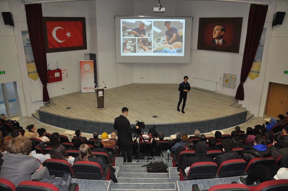 Türkiye'nin ikinci astronotu Tuva Cihangir Atasever, Kütahya'da lise öğrencileriyle bir araya...