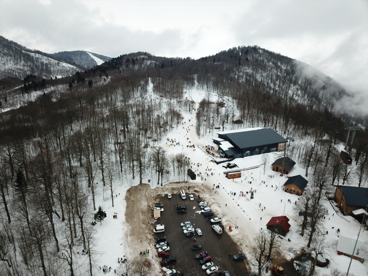 Türkiye'nin kış turizmi merkezlerinden Kartepe'de hafta sonu tatili dolayısıyla yoğunluk...