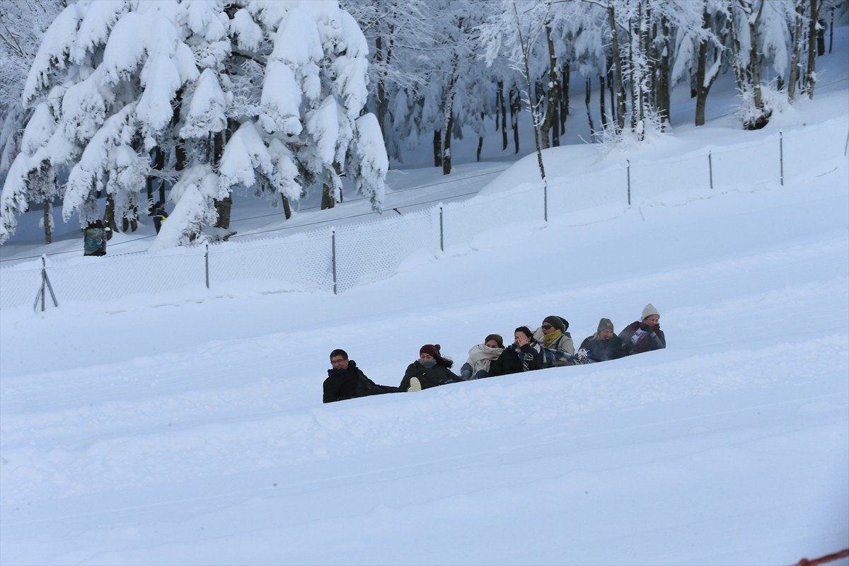 Türkiye'nin kış turizmi merkezlerinden Kartepe'de hafta sonu tatili dolayısıyla yoğunluk...
