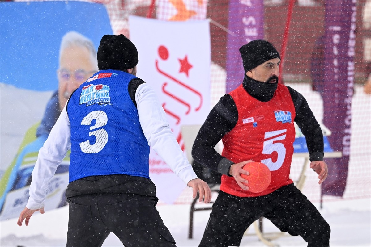 Türkiye'nin önemli kayak merkezlerinden Erciyes, Kar Hentbolu Şampiyonası'na ev sahipliği yaptı....