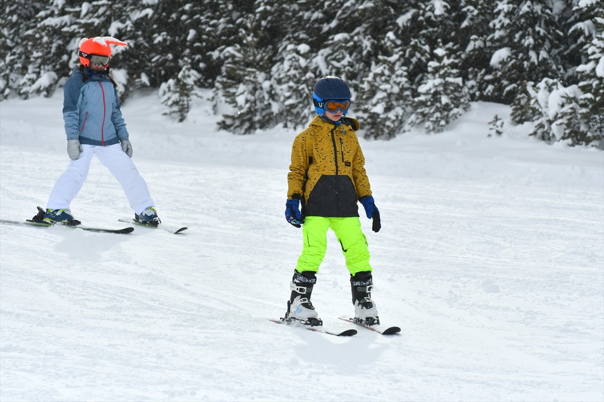 Türkiye'nin önemli kış turizm merkezleri arasında yer alan Sarıkamış Kayak Merkezi'nde hafta sonu...