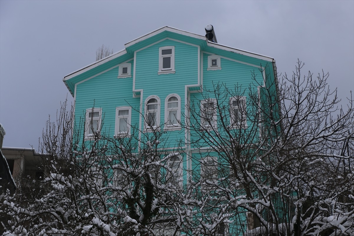 Türkiye'nin tek İstiklal Madalyalı ilçesi olan İnebolu'da tarihi ahşap evler, kar yağışıyla beyaza...