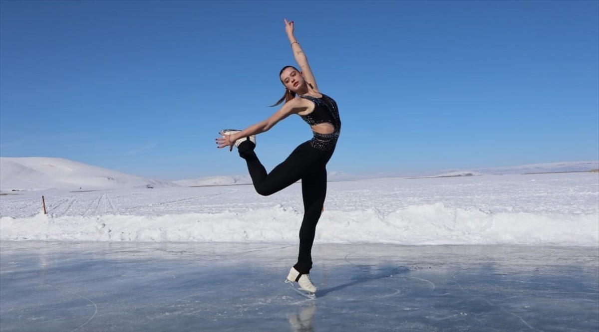 Türkiye Artistik Buz Pateni milli takım sporcuları Ceren Karaş ve Yağmur Derin Kevinç, Çıldır Gölü...