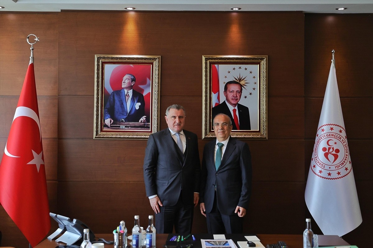 Türkiye Atıcılık Federasyonu Başkanı Murat Kocakaya (sağda), Gençlik ve Spor Bakanı Osman Aşkın...