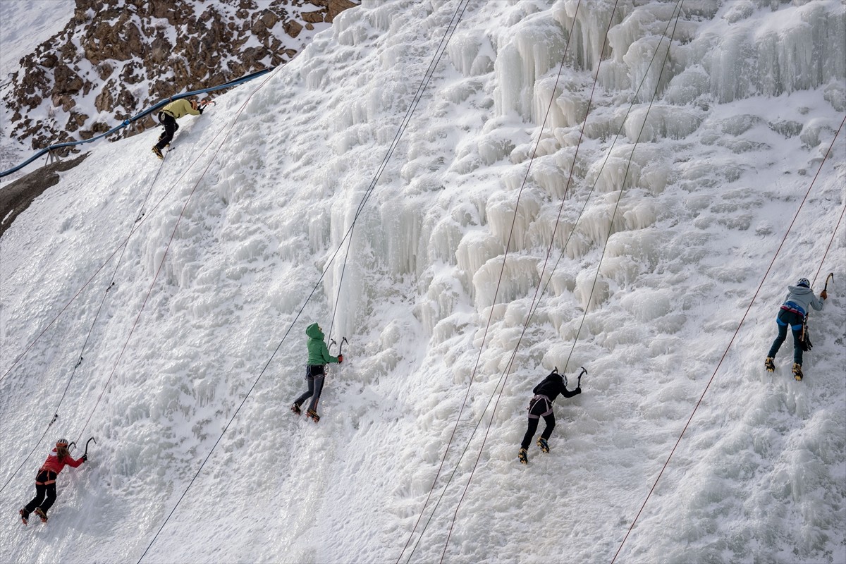 Türkiye Buz Duvarı Tırmanışı Şampiyonası Erzurum'da başladı. Türkiye Dağcılık Federasyonu ve...