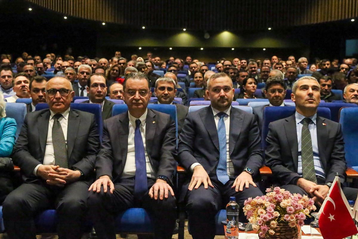 Türkiye Cumhuriyet Merkez Bankası (TCMB) Başkanı Fatih Karahan (sağ 3), Uşak'ta, iş dünyası ve...