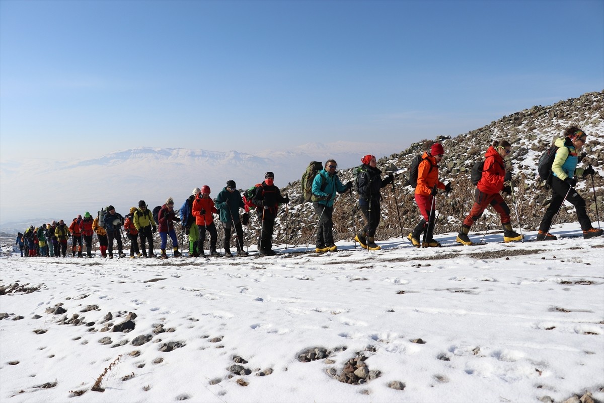 Türkiye Dağcılık Federasyonu bünyesindeki dağcıların, Türkiye'nin en yüksek noktası olan Ağrı...