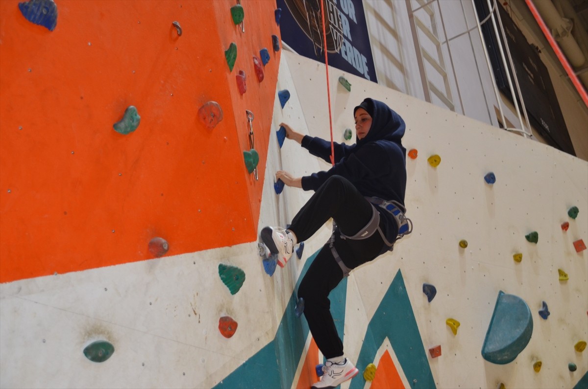 Türkiye Dağcılık Federasyonunca düzenlenen spor tırmanış temel seviye eğitimi, Muş'ta...