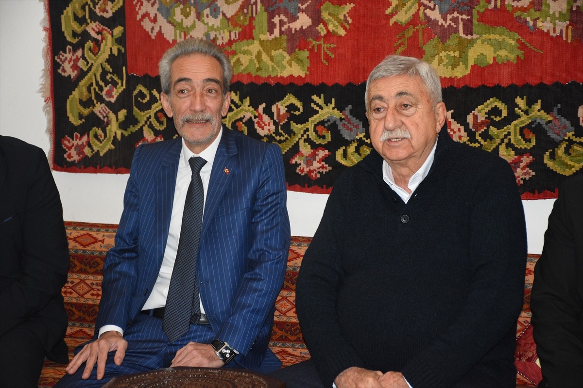 Türkiye Esnaf ve Sanatkarları Konfederasyonu (TESK) Genel Başkanı Bendevi Palandöken (sağda)...