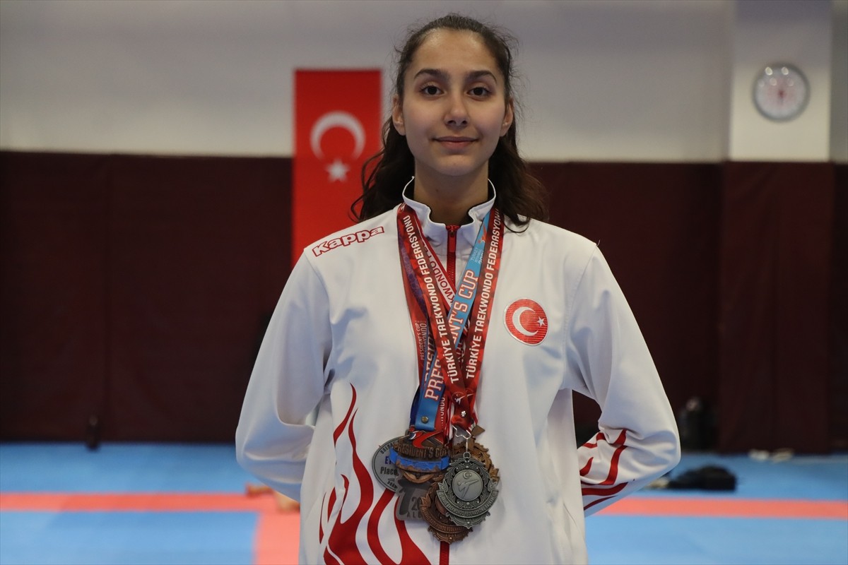Türkiye Gençler Tekvando Şampiyonası'nda kürsüye çıkarak milli takıma seçilen Kırklarelili Irmak...