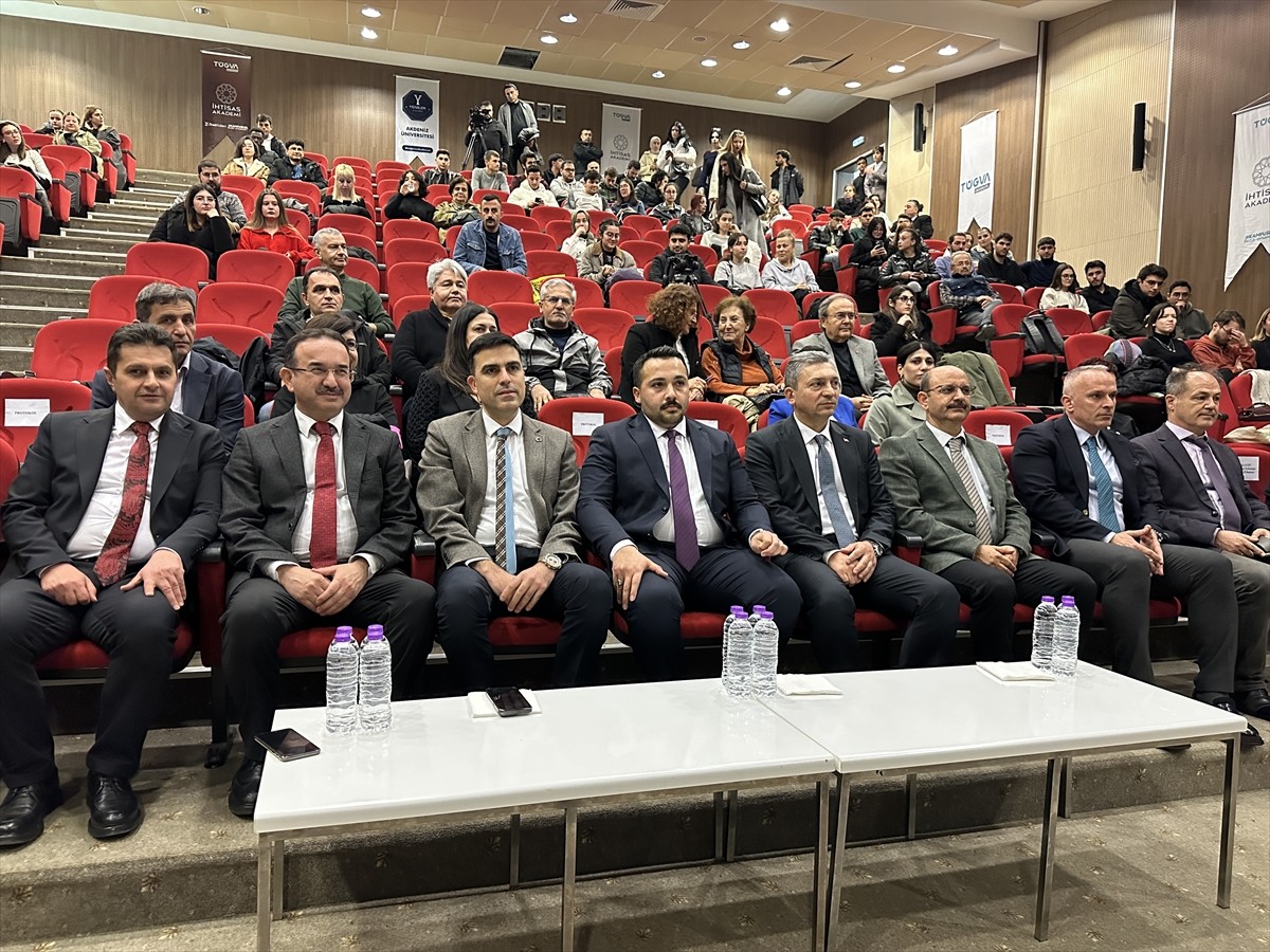 Türkiye Gençlik Vakfının (TÜGVA) İhtisas Akademi Projesi kapsamında Antalya'da "Şehir ve Estetik"...