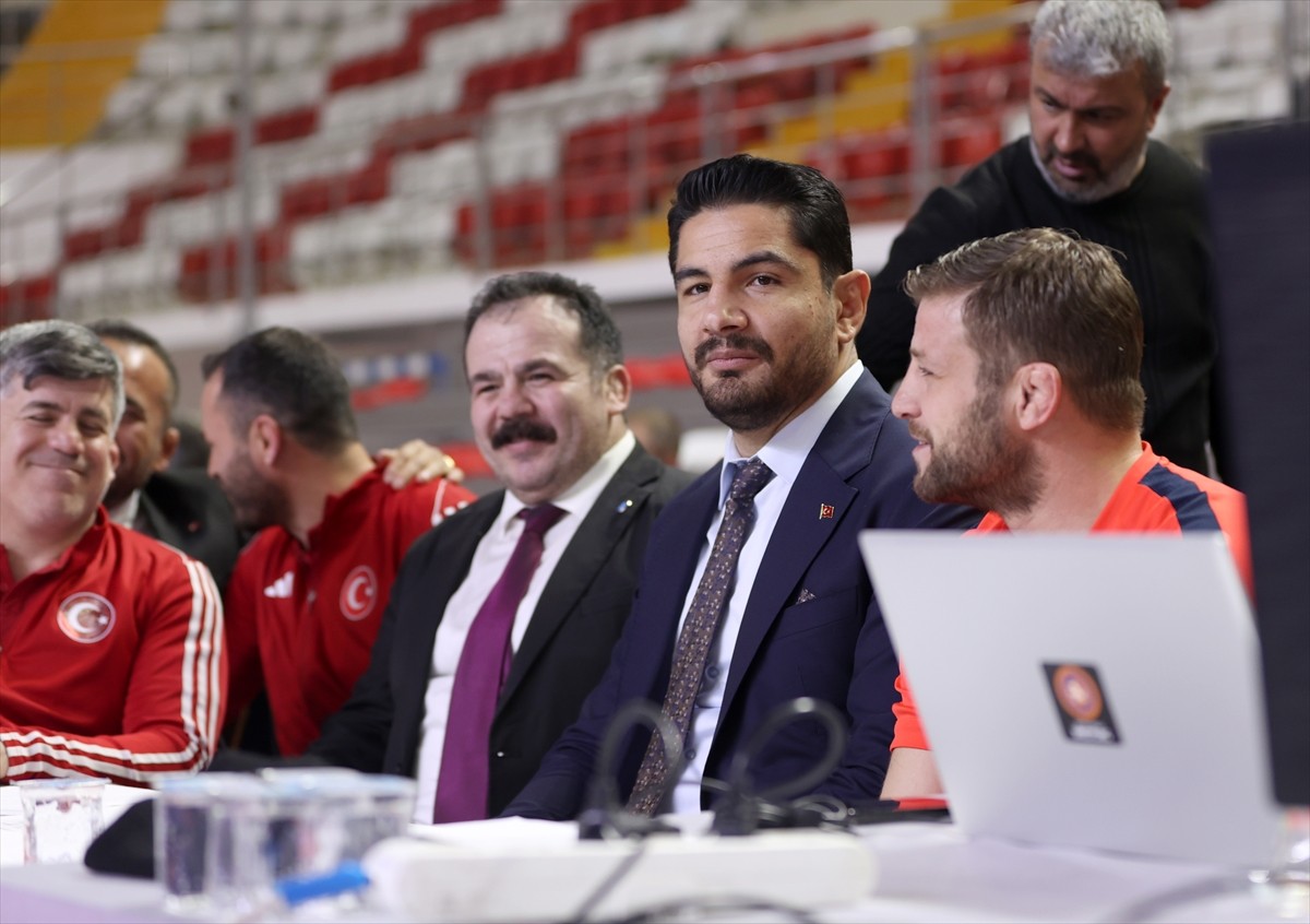Türkiye Güreş Federasyonu Başkanı Taha Akgül, 23 Yaş Altı Türkiye Güreş Şampiyonası için geldiği...