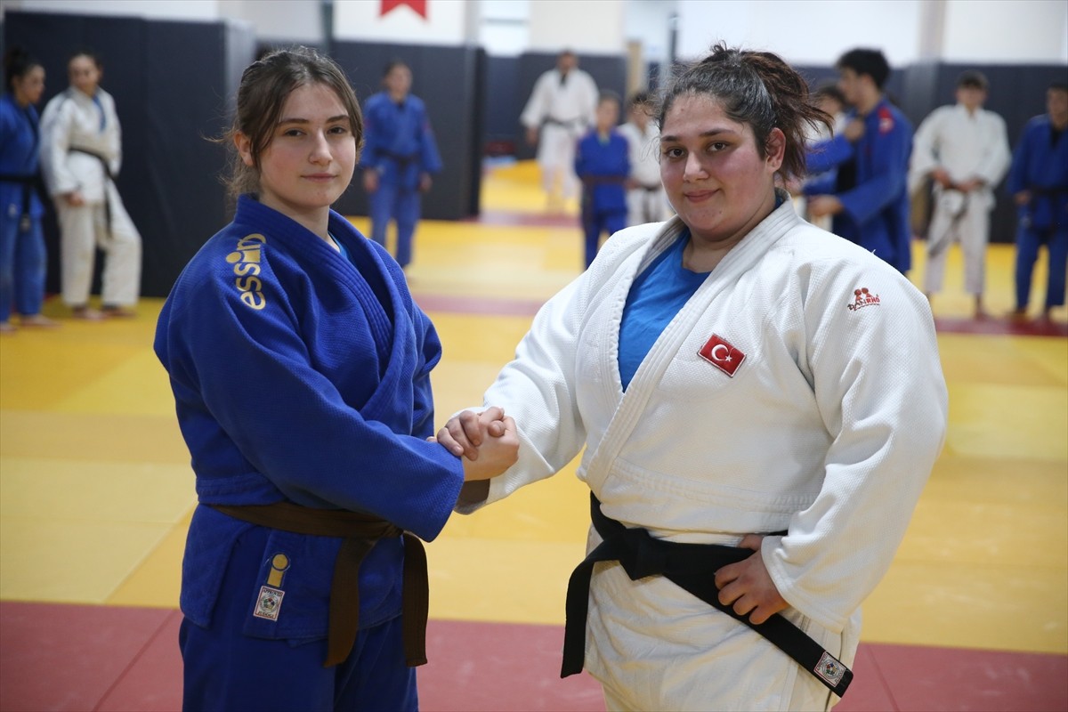 Türkiye Judo Federasyonunun "Okul Projesi" kapsamında tanıştıkları judoda Ümit Milli Takım'a...