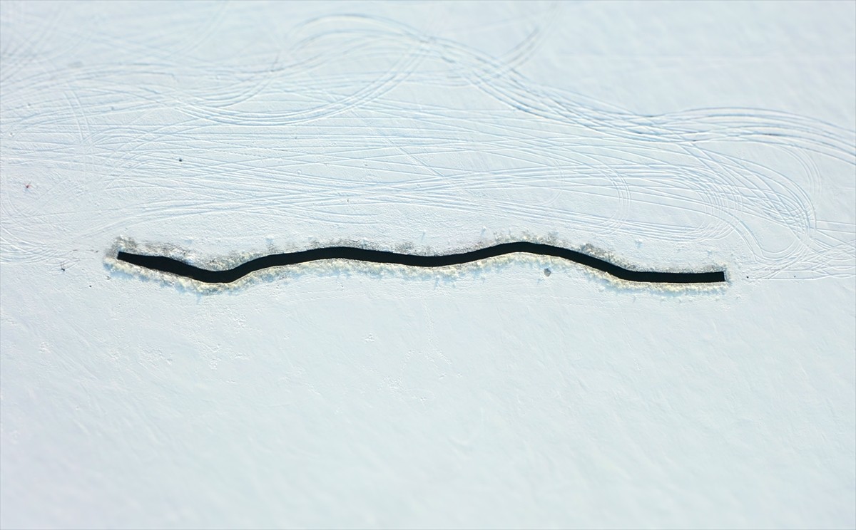 Türkiye Snowboard şampiyonu Süleyman Atlı, buzla kaplı Çıldır Gölü'nde elektronik tahtayla sörf ve...