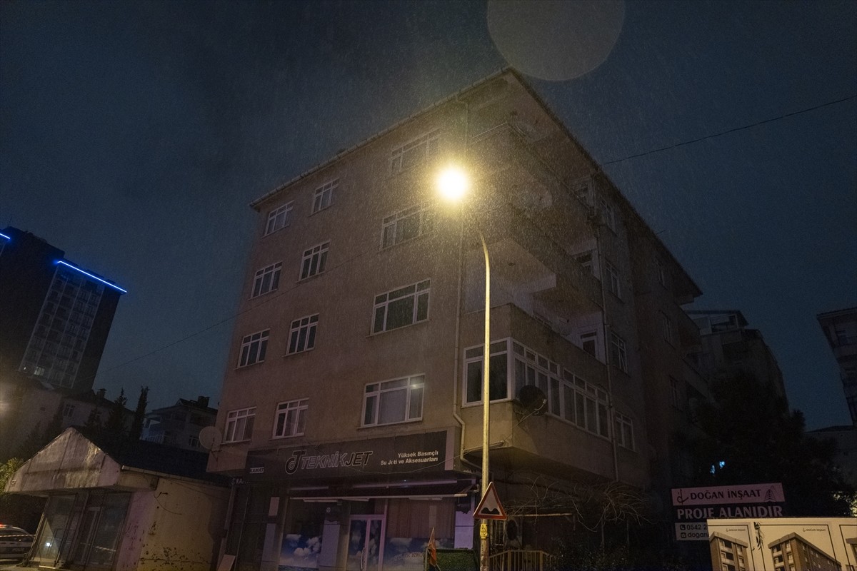Tuzla'da duvarlarında çatlaklar oluşan 4 katlı bina tedbiren boşaltıldı. Belediye ekipleri...