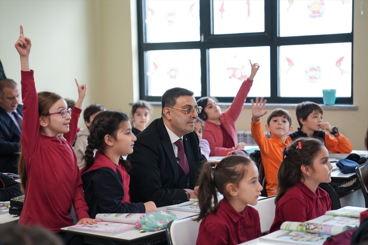 Tuzla'da, Mehmet Akif İlkokulu'nda öğrencilerin yabancı dil eğitimine katkı sunmasının...