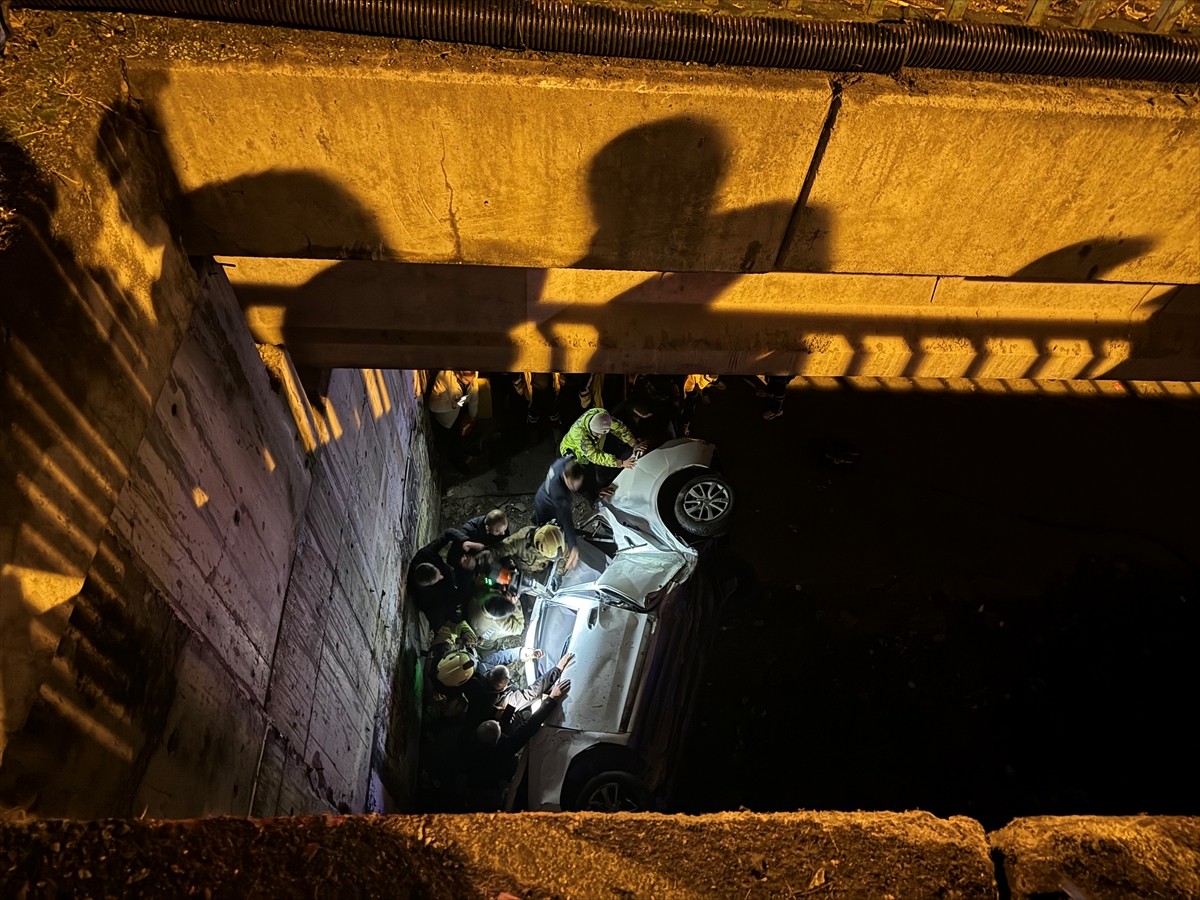 Ümraniye'de, kontrolden çıkan otomobilin viyadükten düşmesi sonucu bir kişi yaralandı. Yaklaşık 10...