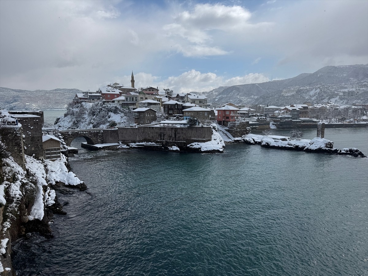 UNESCO Dünya Miras Geçici Listesi'ne 2015'te eklenen Bartın'ın Amasra ilçesi, kar yağışıyla beyaza...