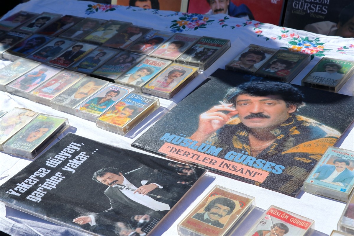 Ünlü sanatçı Müslüm Gürses'in hayranları, sanatçının vefatının 12. yılı nedeniyle İzmir'de anma...