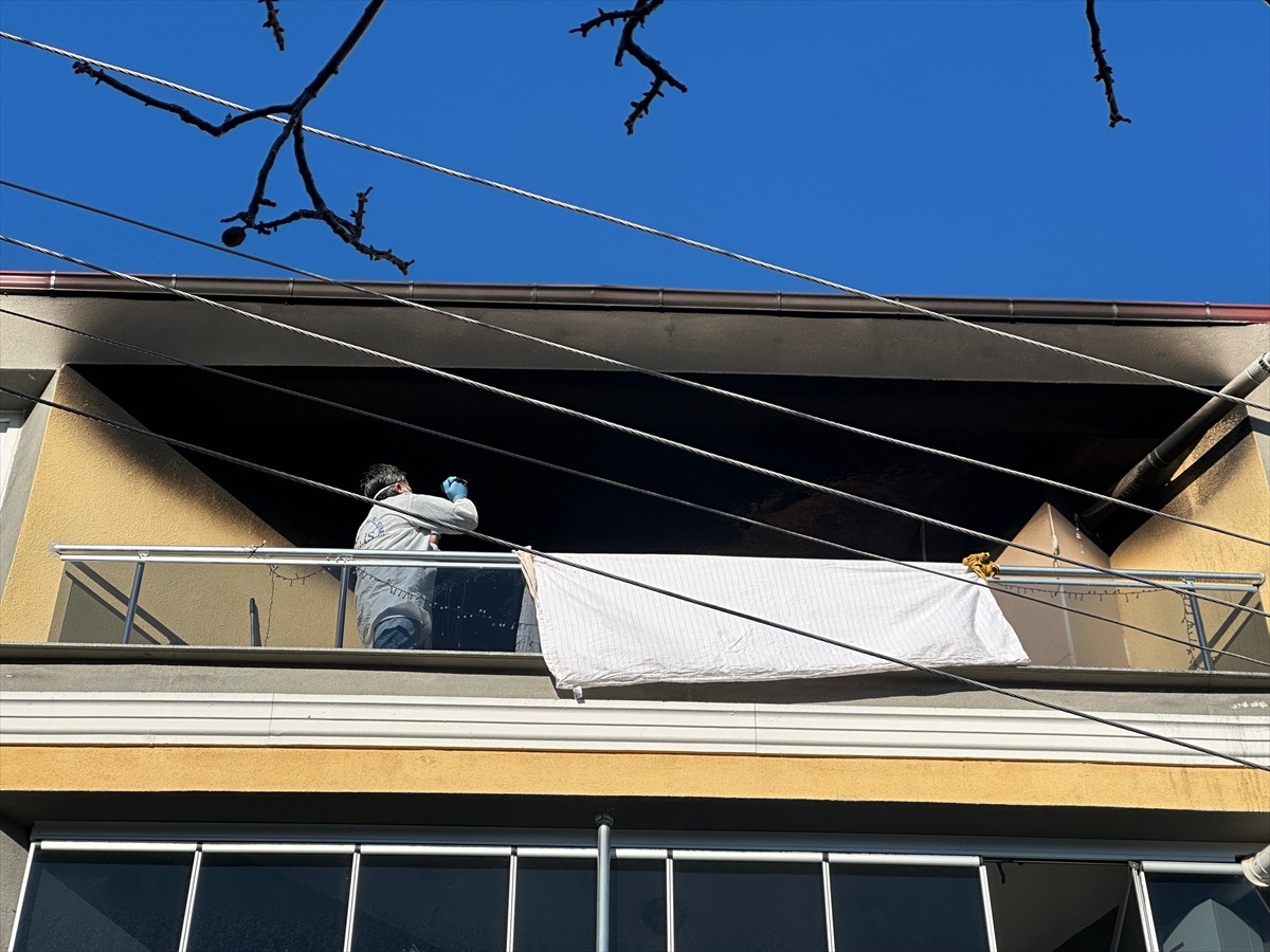 Uşak'ta bir apartmanın üçüncü katında çıkan yangında 67 yaşındaki kadın yaşamını...