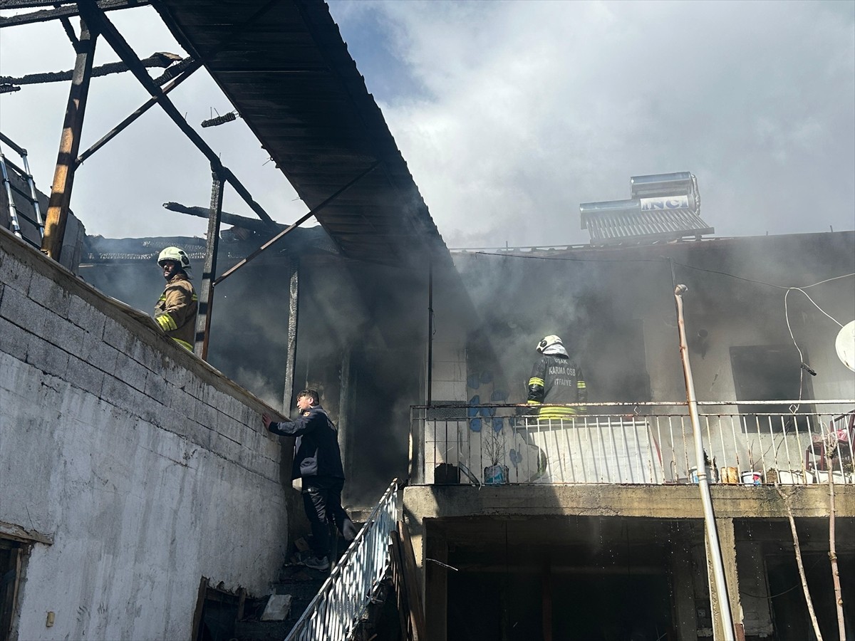 Uşak'ta evde çıkan yangında 1 kişi hayatını kaybetti, 1 kişi dumandan etkilendi. Yangın nedeniyle...