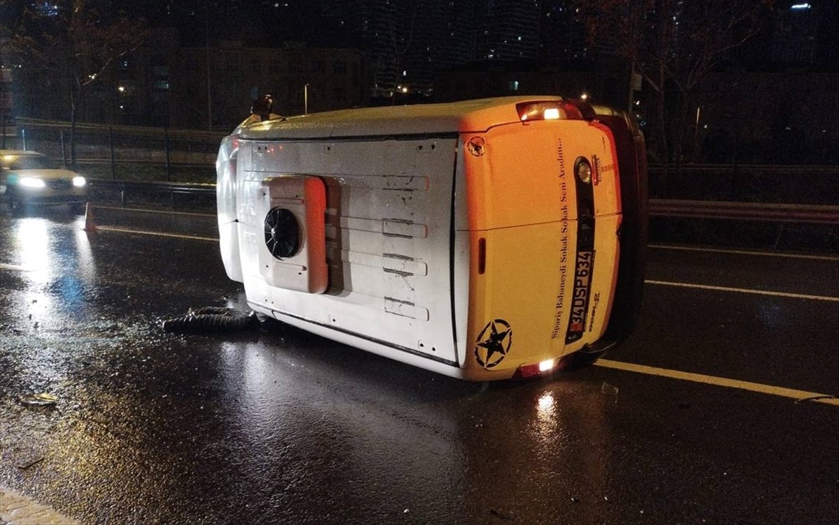 Üsküdar'da bariyerlere çarpan hafif ticari aracın devrilmesi sonucu bir kişi yaralandı.