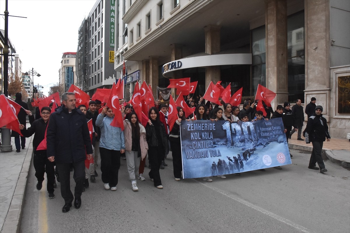 Van'da, 1. Dünya Savaşı sırasında Hoy Cephesi'ndeki askerlere erzak ve cephane taşıyan, dönüş...