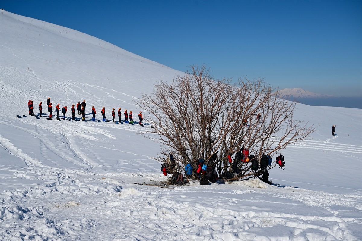 Van'da Afet ve Acil Durum Müdürlüğü (AFAD) koordinesinde yürütülen çalışmalar kapsamında...