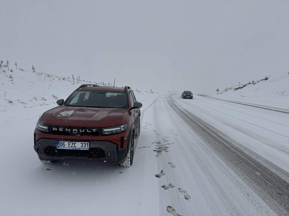 Van'da aralıklarla etkili olan kar yağışı ve tipi nedeniyle ulaşımda aksamalar yaşanıyor....