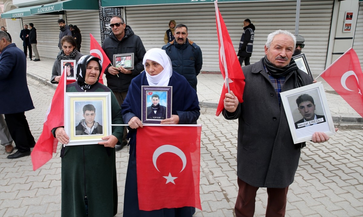 Van'da çocukları terör örgütü PKK tarafından dağa kaçırılan aileler, DEM Parti İl Başkanlığı...
