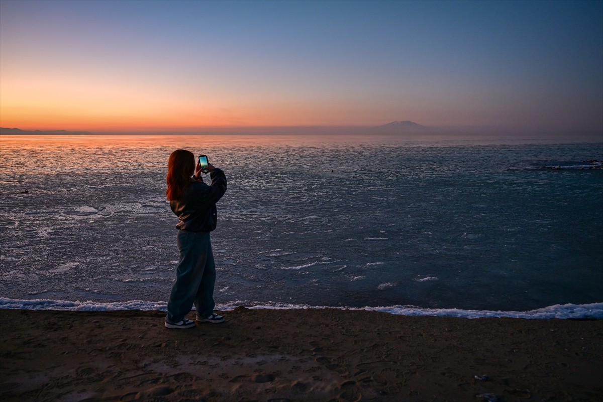 Van'da etkili olan soğuk hava sonrası Van Gölü'nün yüzeyinin bir bölümünde buz parçacıkları...