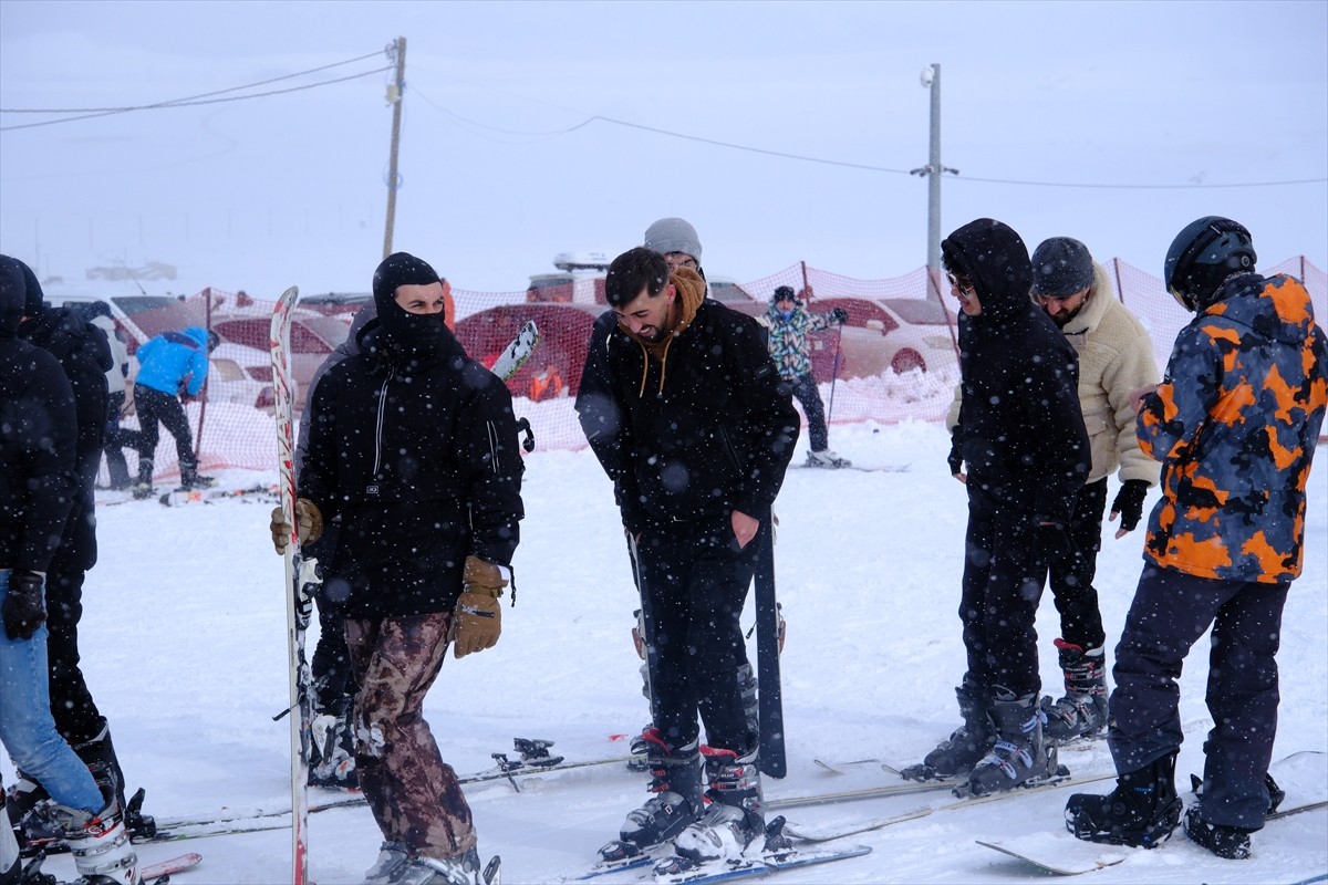 Van'da üç gün önce etkili olan kar yağışının ardından sezonun açıldığı Gevaş ilçesindeki Abalı...