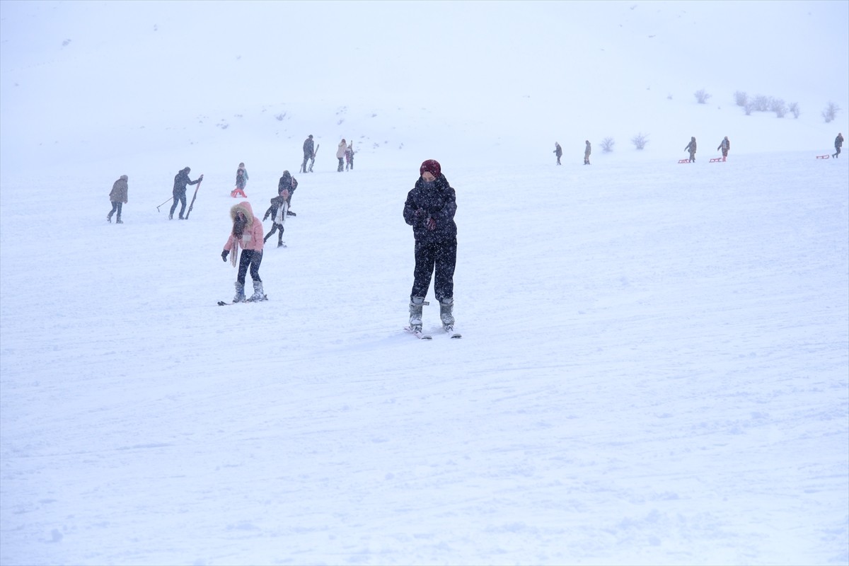 Van'da üç gün önce etkili olan kar yağışının ardından sezonun açıldığı Gevaş ilçesindeki Abalı...