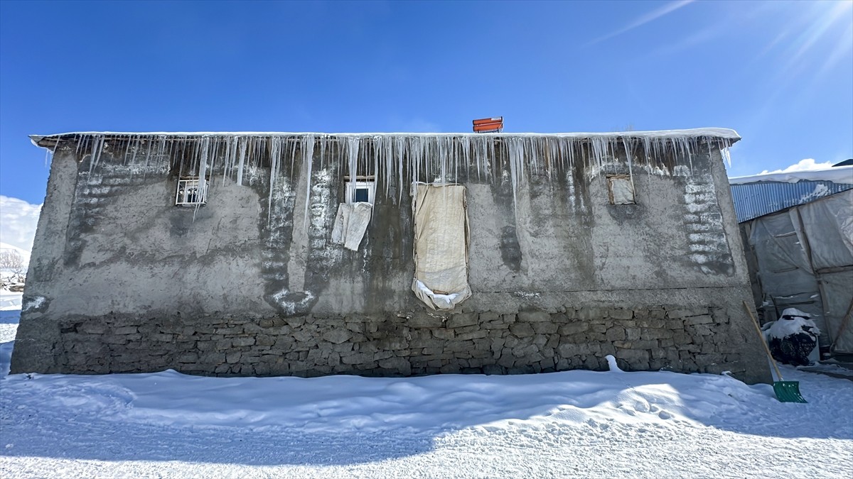 Van'ın Çaldıran ilçesinde son günlerde etkili olan kar, yerini soğuk havaya bıraktı. Çaldıran...