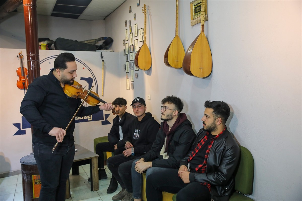 Van'ın Erciş ilçesinde berberlik yapan konservatuvar öğrencisi Yunus Karadağ (solda)...