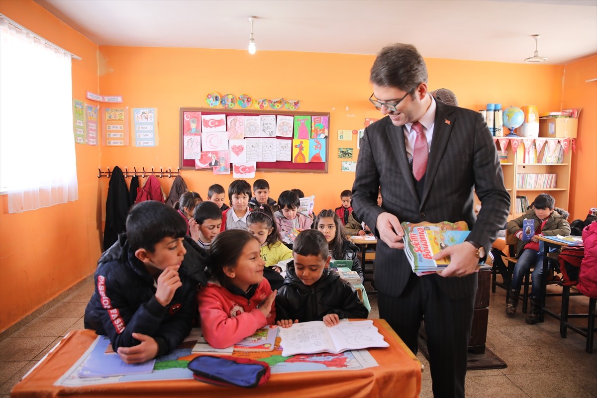 Van'ın Erciş ilçesinde kurslara katılan kadınlar, hazırladıkları bez çanta, kalemlik ve...