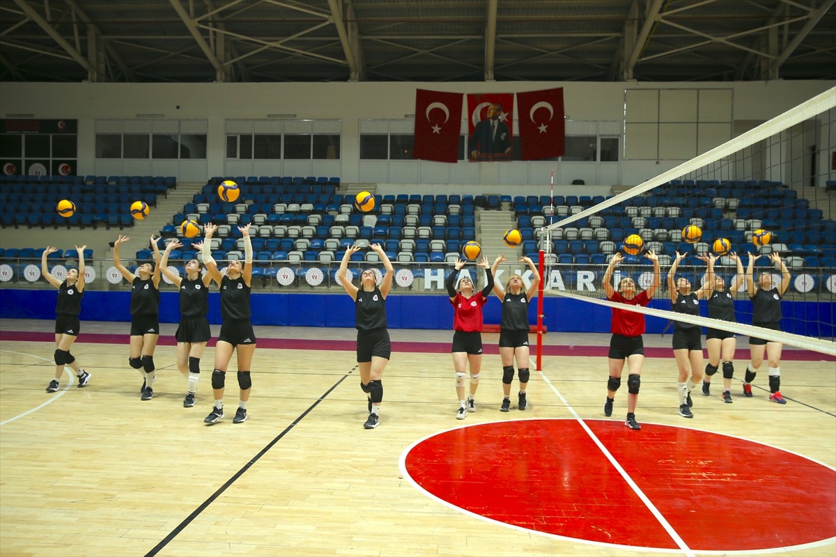 Voleybol Kadınlar 2. Ligi'nde aldığı başarılı sonuçlarla play-off'a kalan Hakkari Sportif...