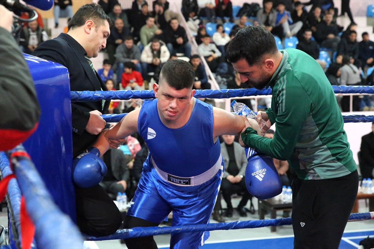 Williams sendromu nedeniyle konuşma ve hareket zorluğu yaşayan 17 yaşındaki Mehmet Onur Murçak...