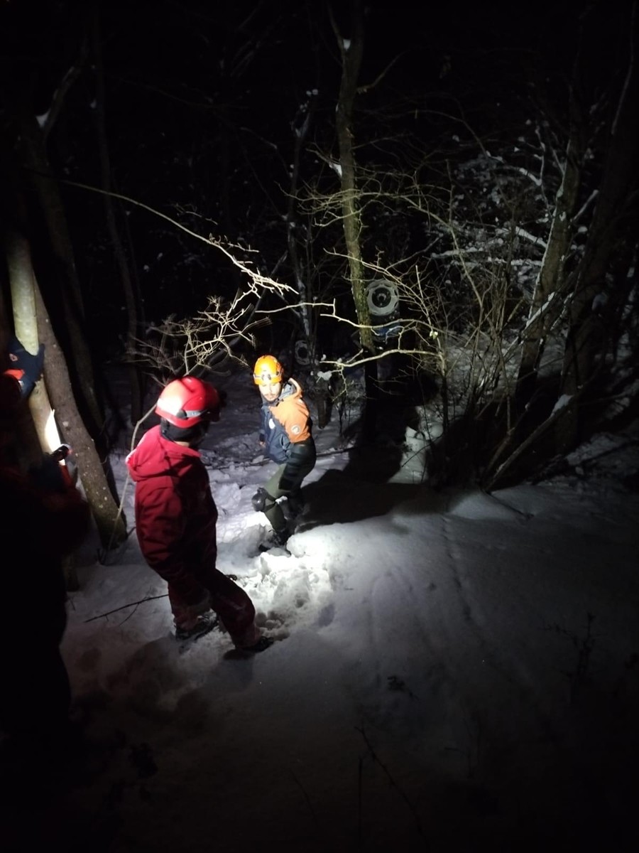 Yalova'da, Höyüktepe mevkisinde bir traktörün kaza yaptığı bilgisi üzerine bölgeye giden AFAD...