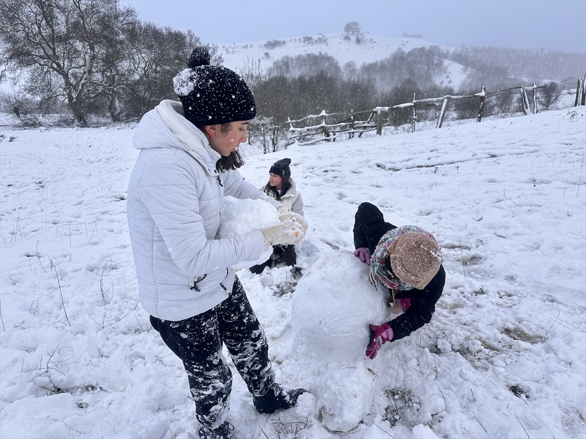 Yalova'da kar etkili oldu. Vatandaşlar, çocuklarıyla Güneyköy girişindeki alanda kar topu...