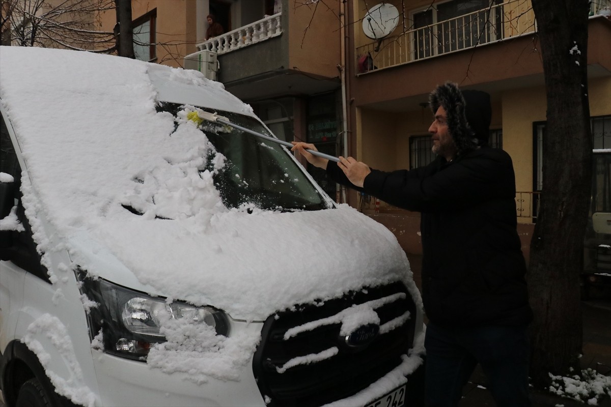 Yalova, yüksek kesimlerde başlayıp etkisini artıran kar yağışı sebebiyle beyaza büründü. Eğitime...