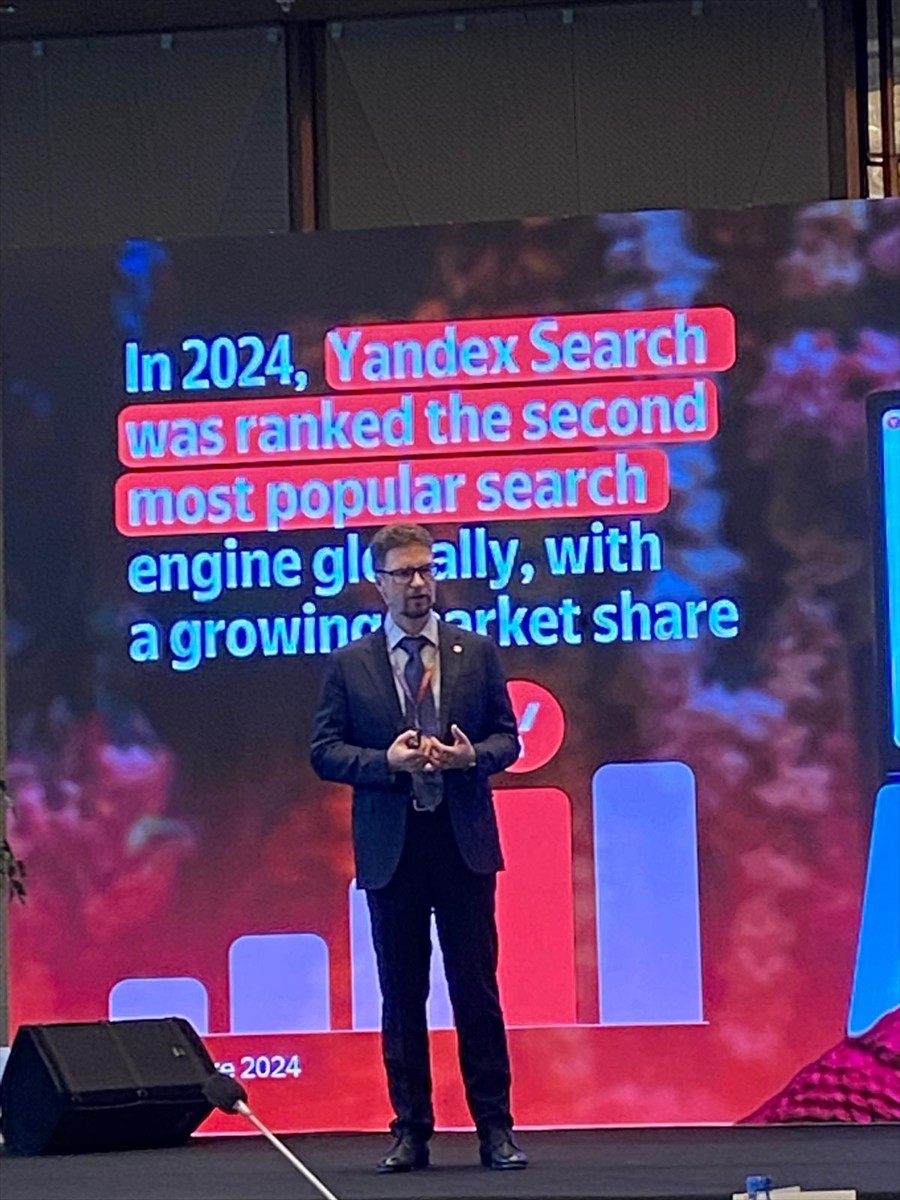Yandex Search Türkiye Genel Müdürü Alexander Popovskiy (solda), Yandex Türkiye'nin İstanbul'da...