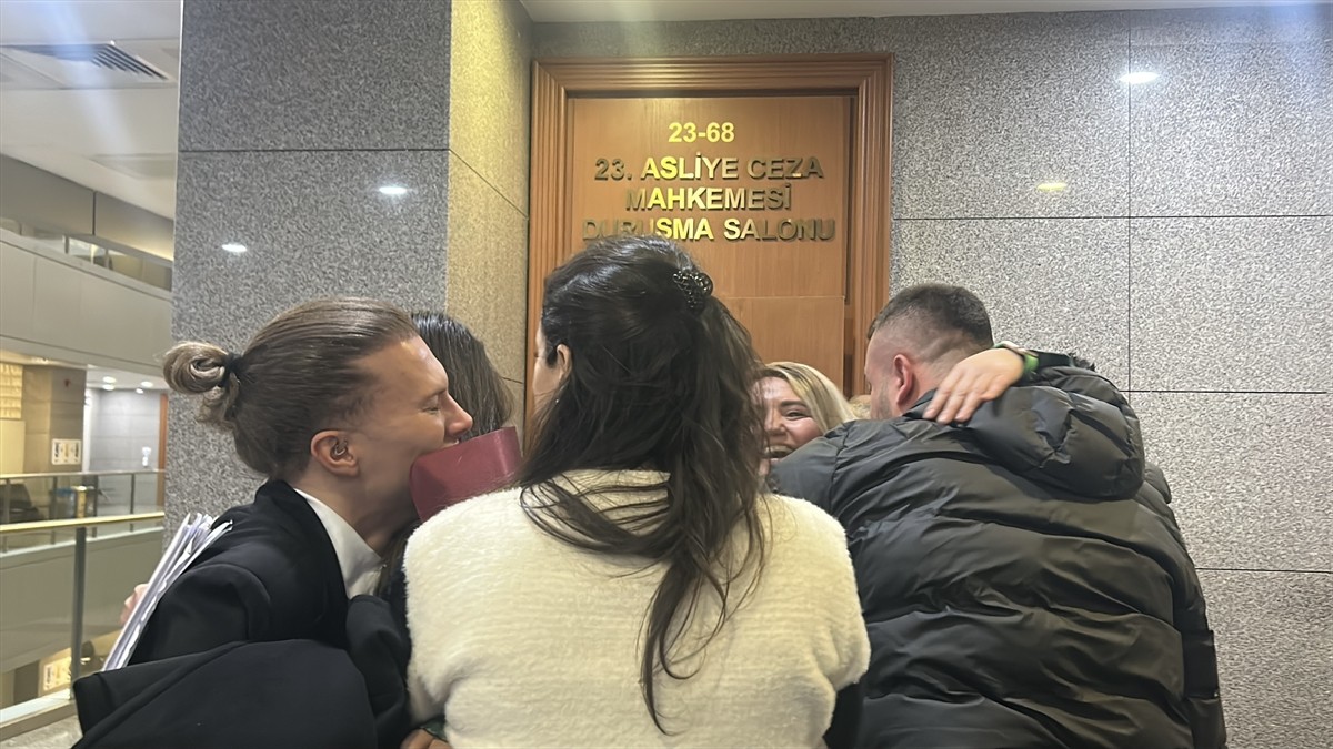 Yasa dışı bahse teşvik iddiasıyla tutuklu yargılandığı davada hakim karşısına çıkan sosyal medya...