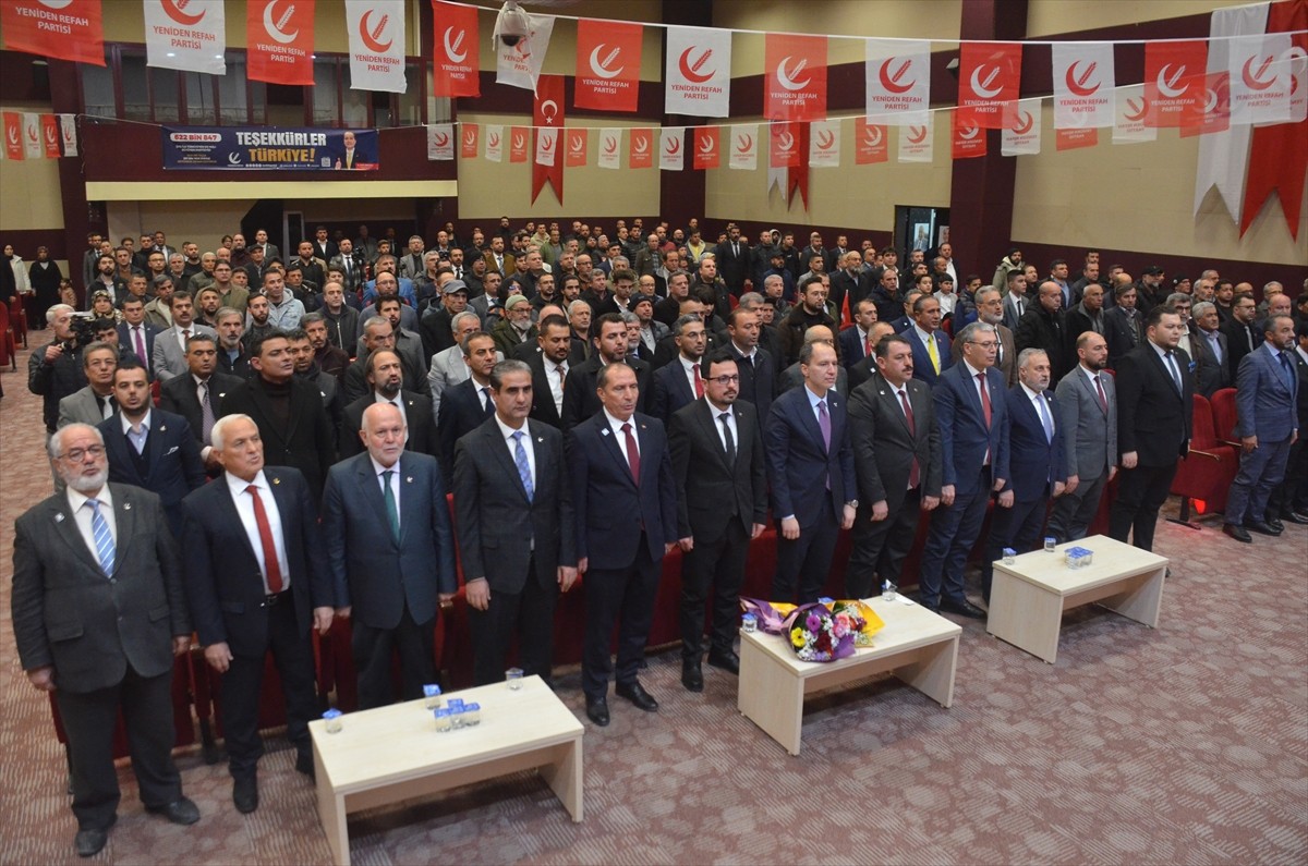 Yeniden Refah Partisi Genel Başkanı Fatih Erbakan (sol 2), partisinin Karamanoğlu Mehmetbey...