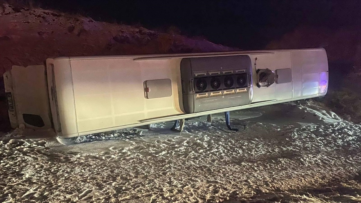  Yozgat'ın Saraykent ilçesinde yolcu otobüsünün devrilmesi sonucu yaralanan 6 kişi tedavi altına...