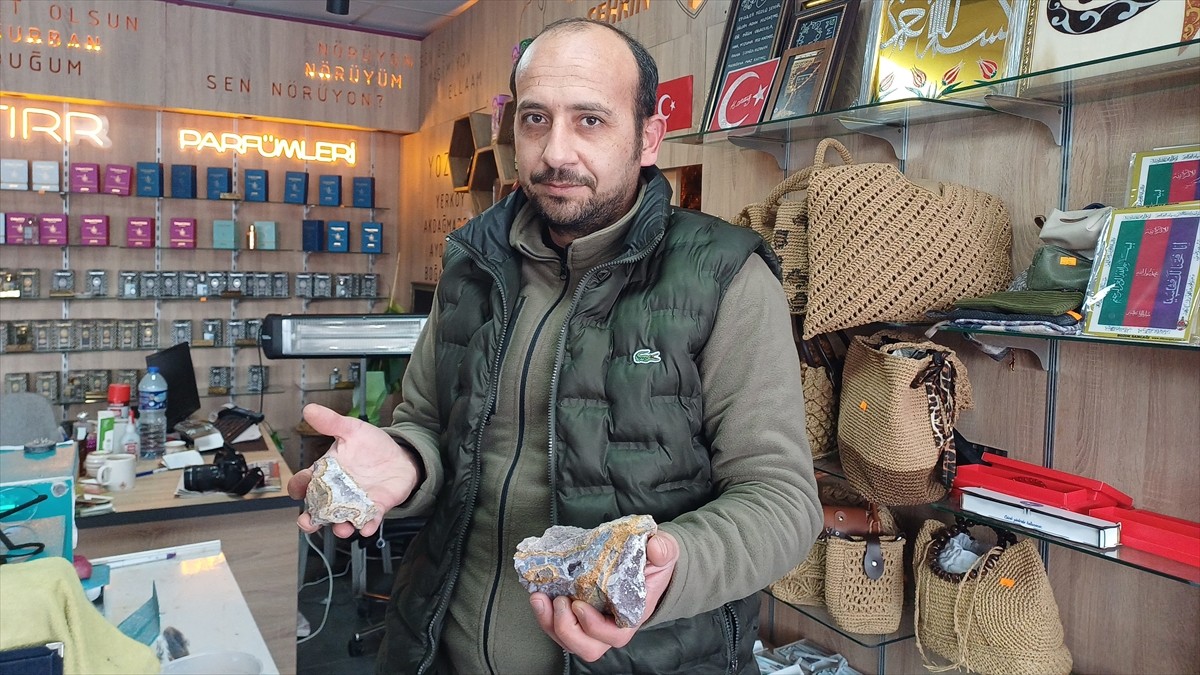 Yozgat'ta iş yerini kapattıktan sonra hobi olarak topladığı taşları işleyerek takı tasarlayan 39...