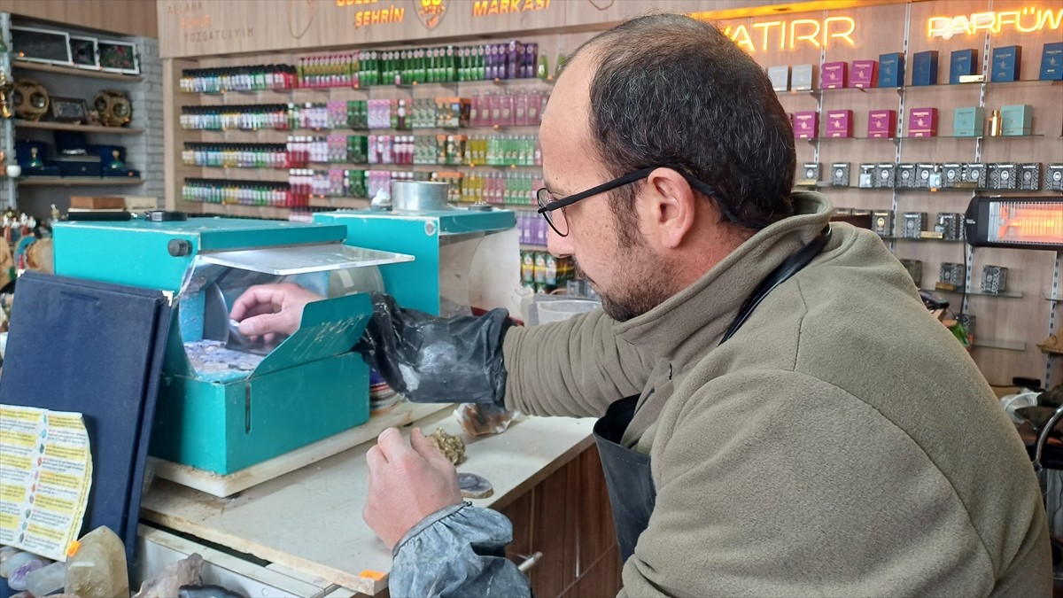 Yozgat'ta iş yerini kapattıktan sonra hobi olarak topladığı taşları işleyerek takı tasarlayan 39...